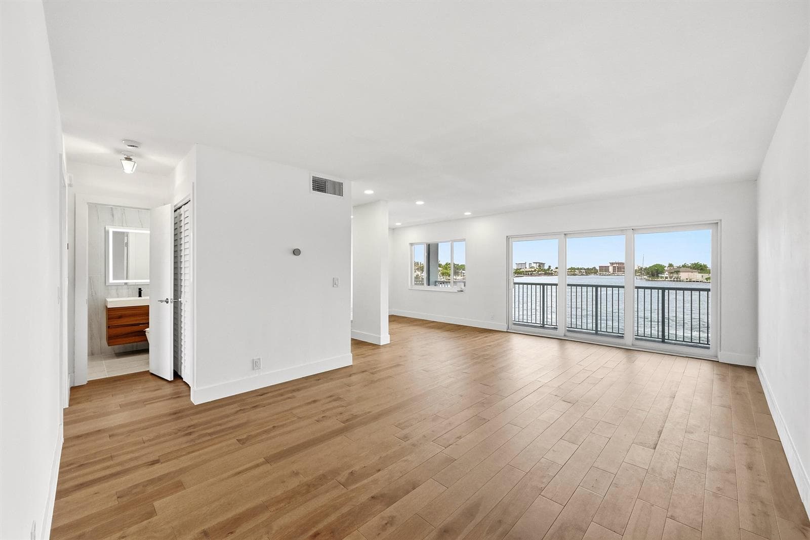 1201 S Riverside Drive 306 photo 9