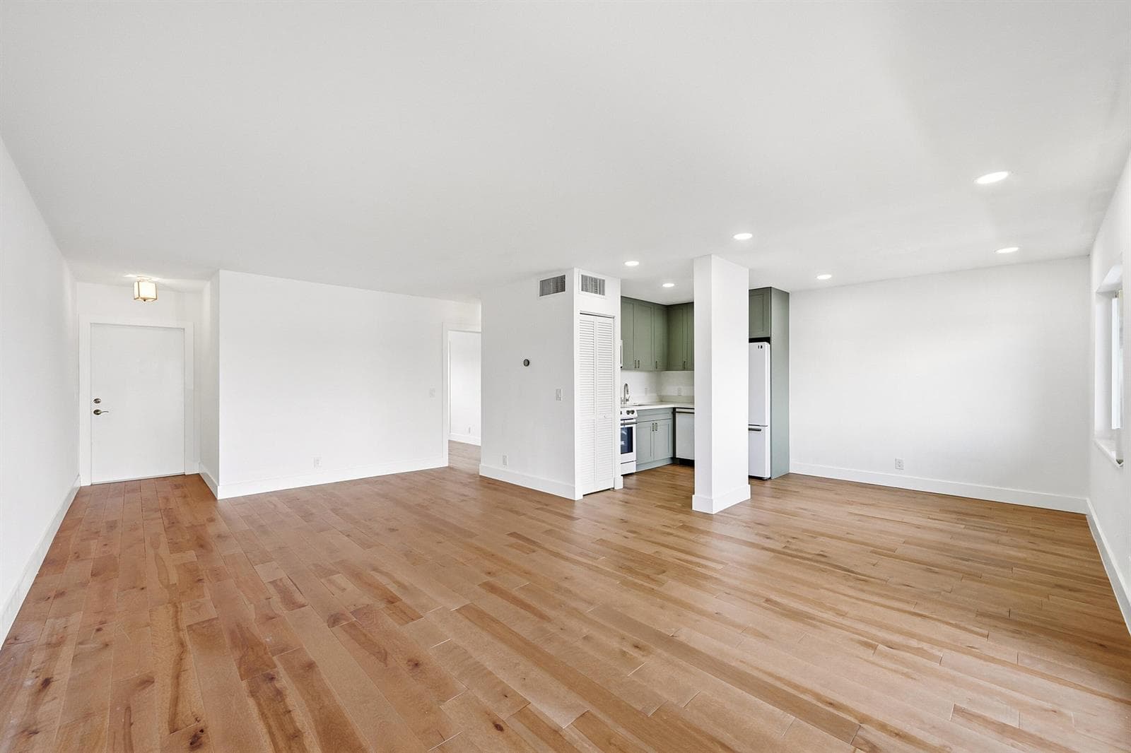 1201 S Riverside Drive 306 photo 11