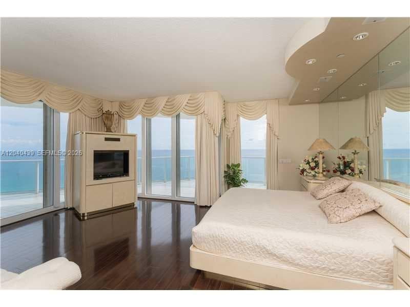 16445 Collins Ave OS21/26(11B) photo 1
