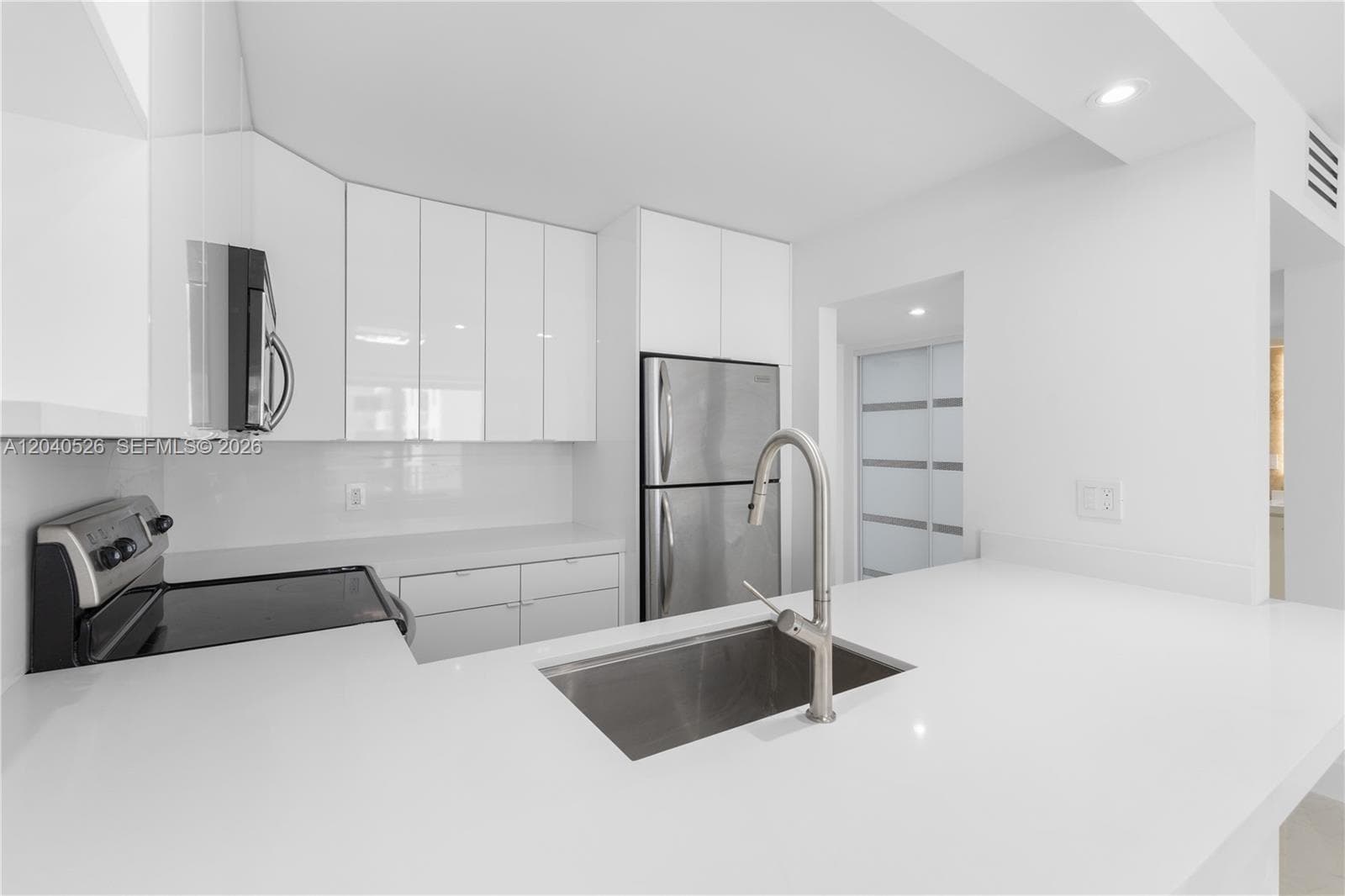 345 Ocean Dr 924 photo 3