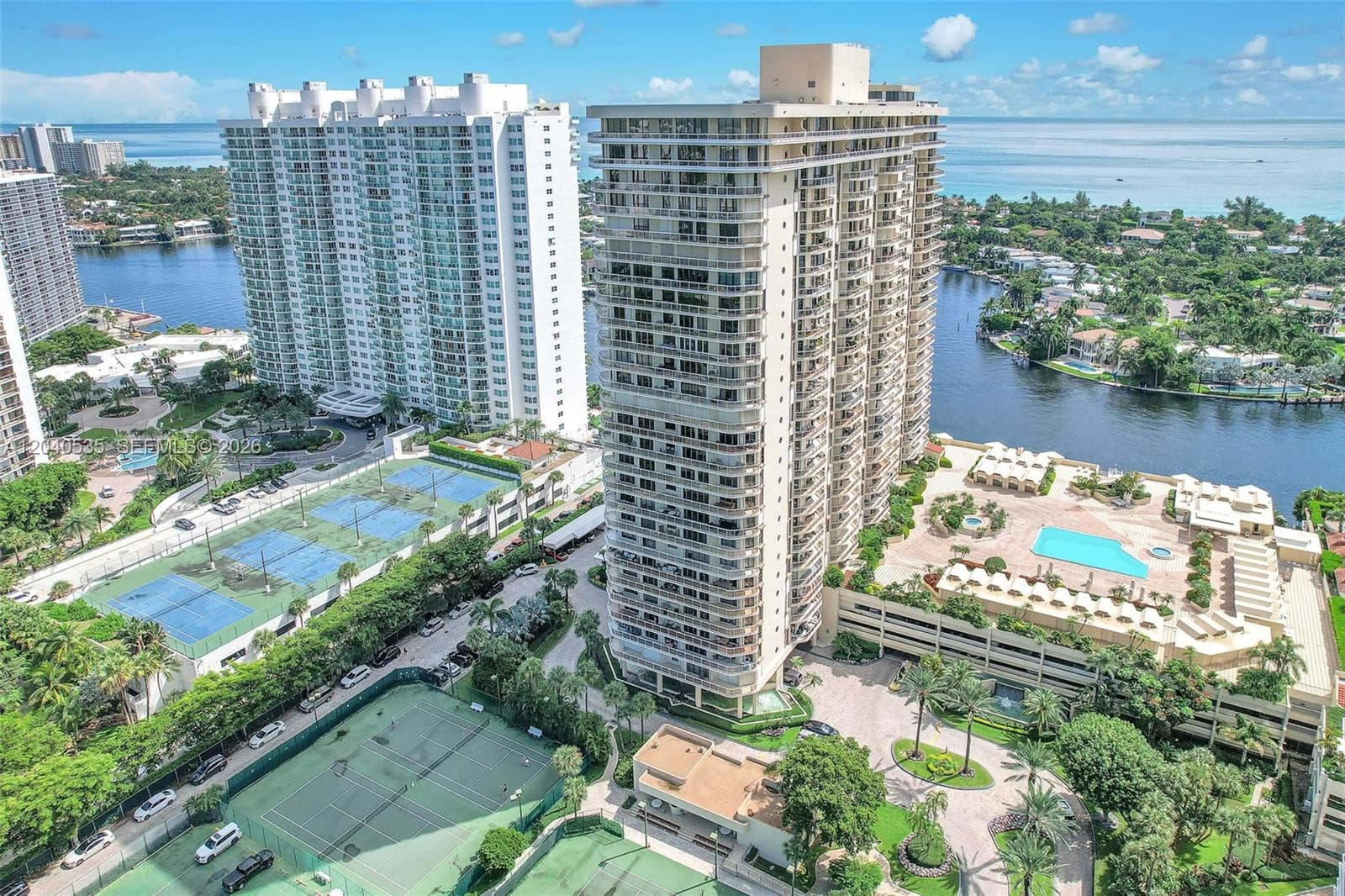 20191 E Country Club Dr 1805 photo 1