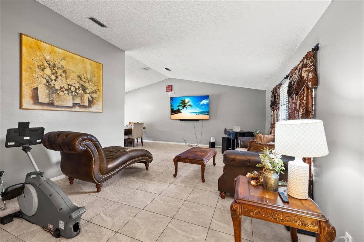 13482 Columbine Avenue photo 7
