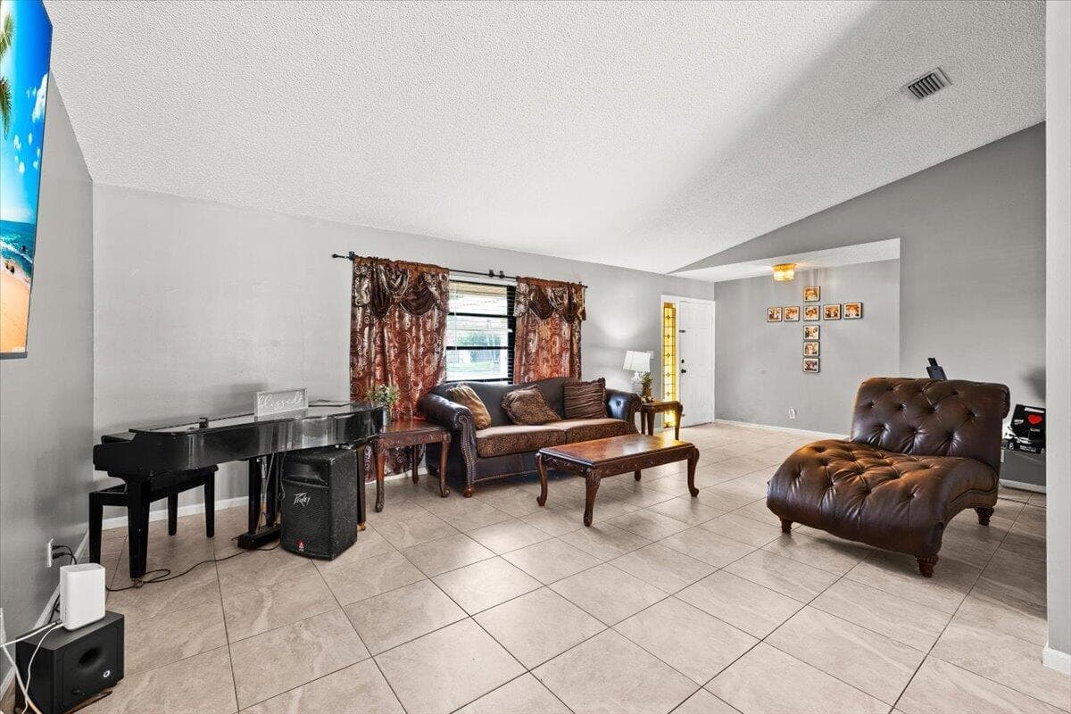 13482 Columbine Avenue photo 8