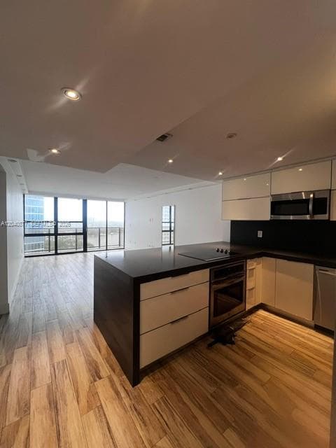 600 NE 36 1706 photo 9