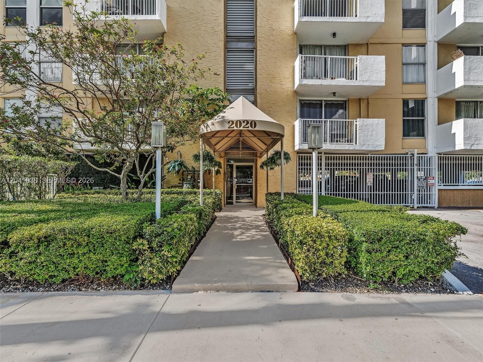 2020 NE 135th St 601 photo 4