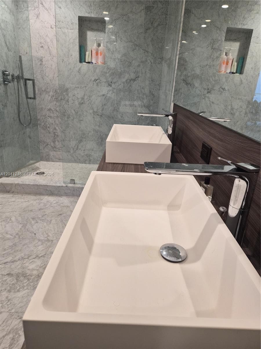 1000 Brickell Plz 2101 photo 17