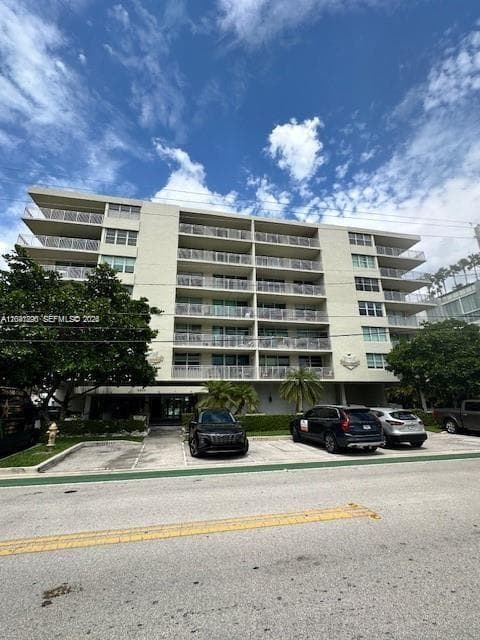 9500 W Bay Harbor Dr 6A photo 1