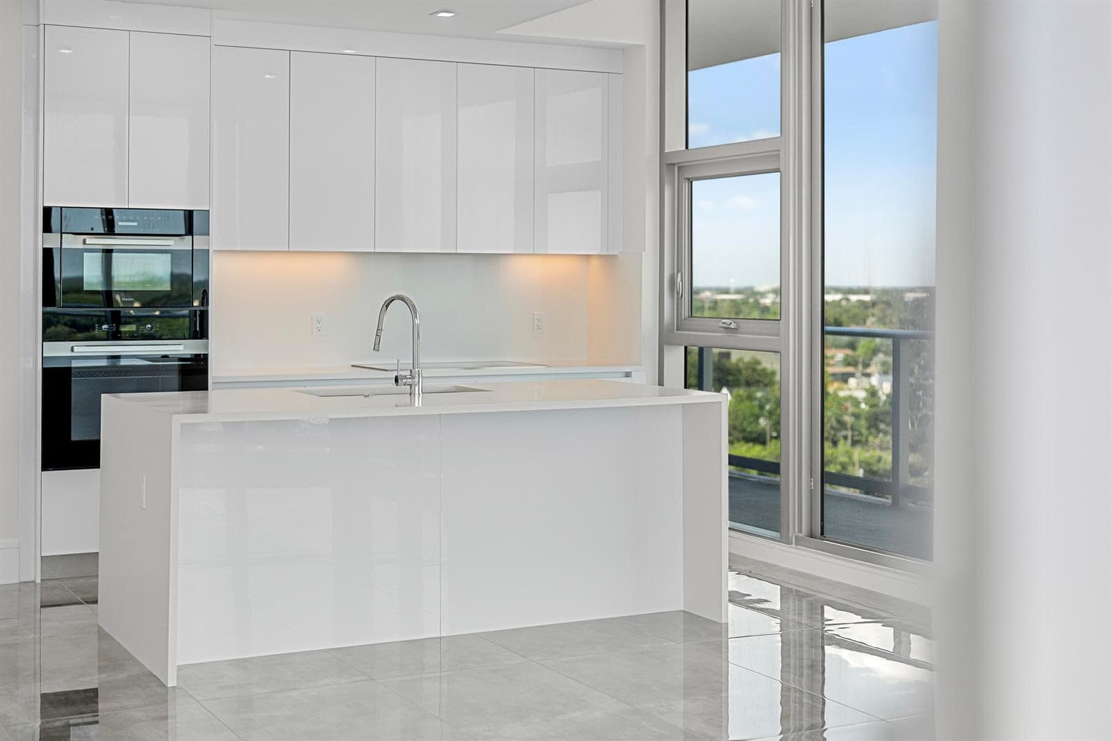 220 Lake Shore Drive 923 photo 2