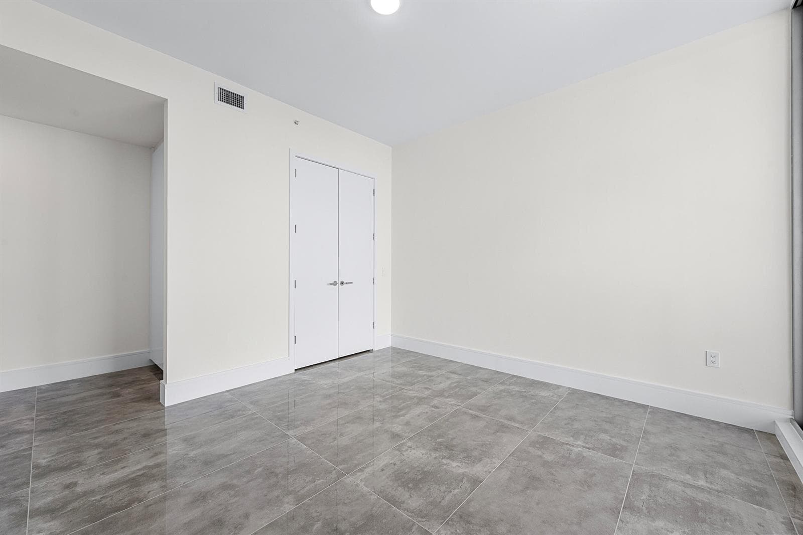 220 Lake Shore Drive 923 photo 11