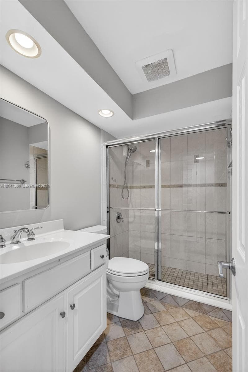 111 Shore Ct 205 photo 23