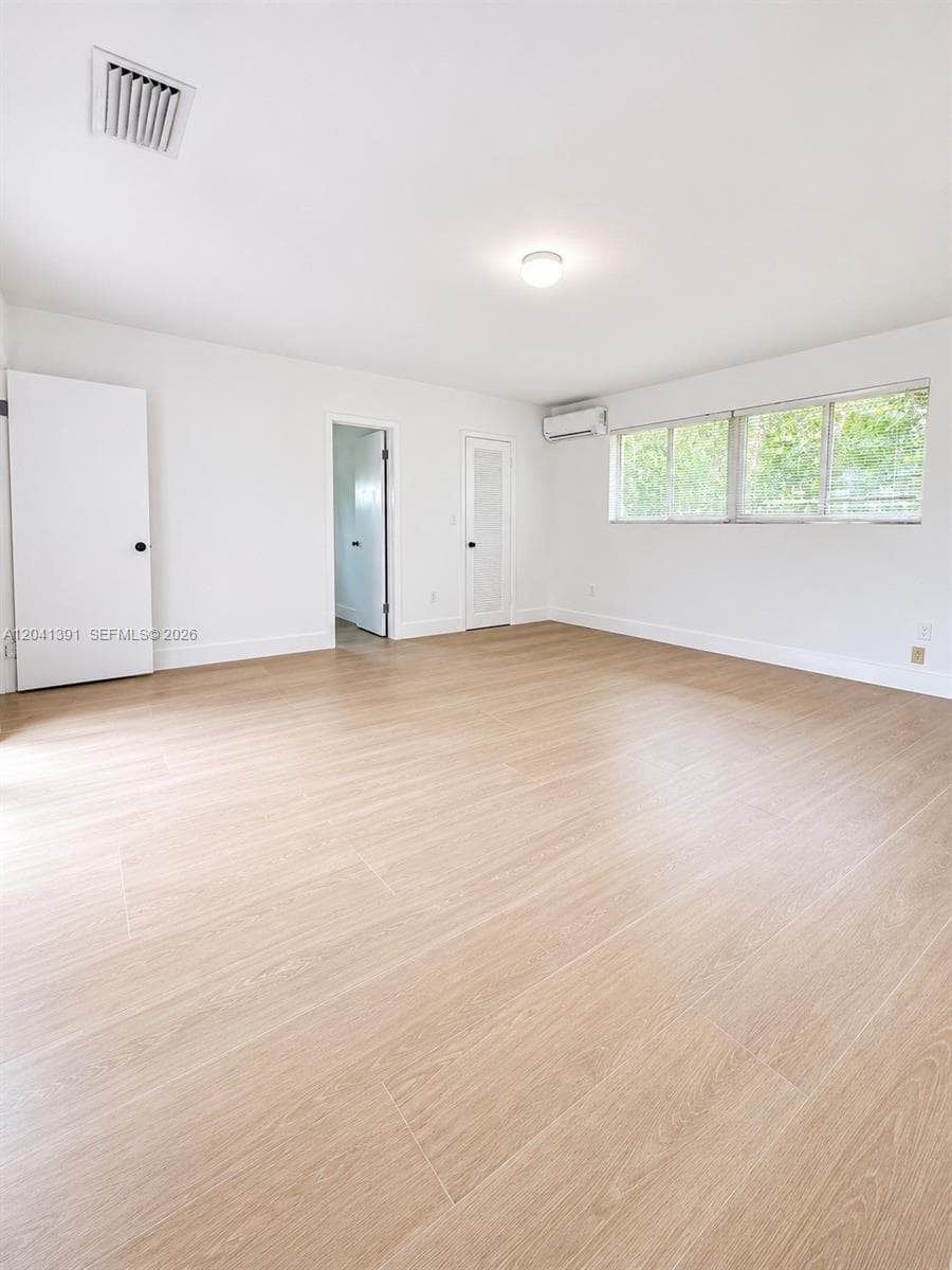 13005 Zambrana St photo 12