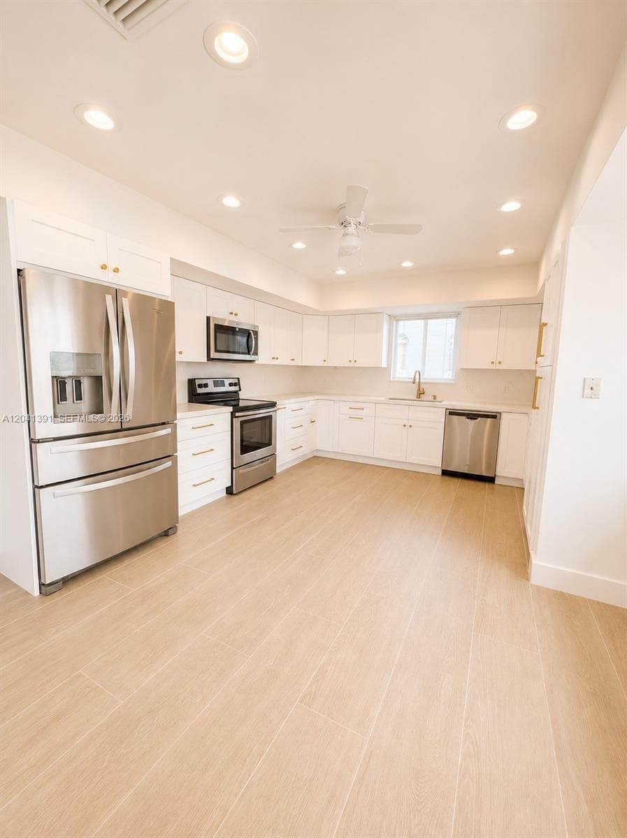 13005 Zambrana St photo 5