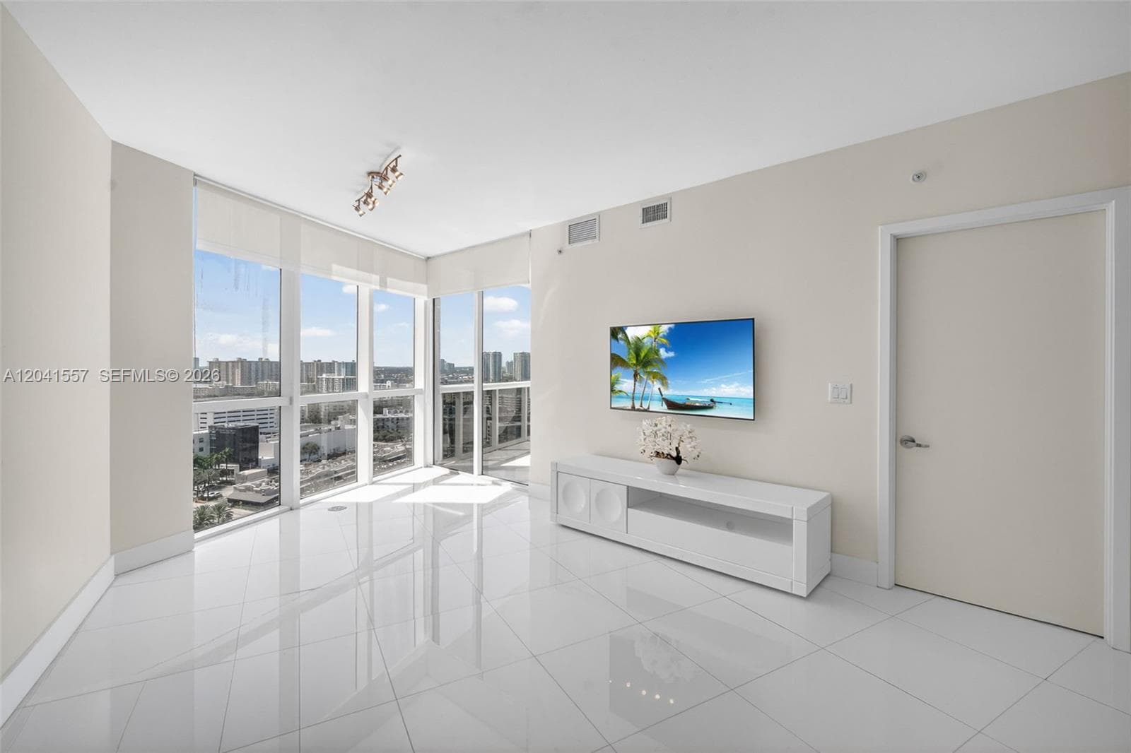 18201 Collins Ave 2008 photo 10