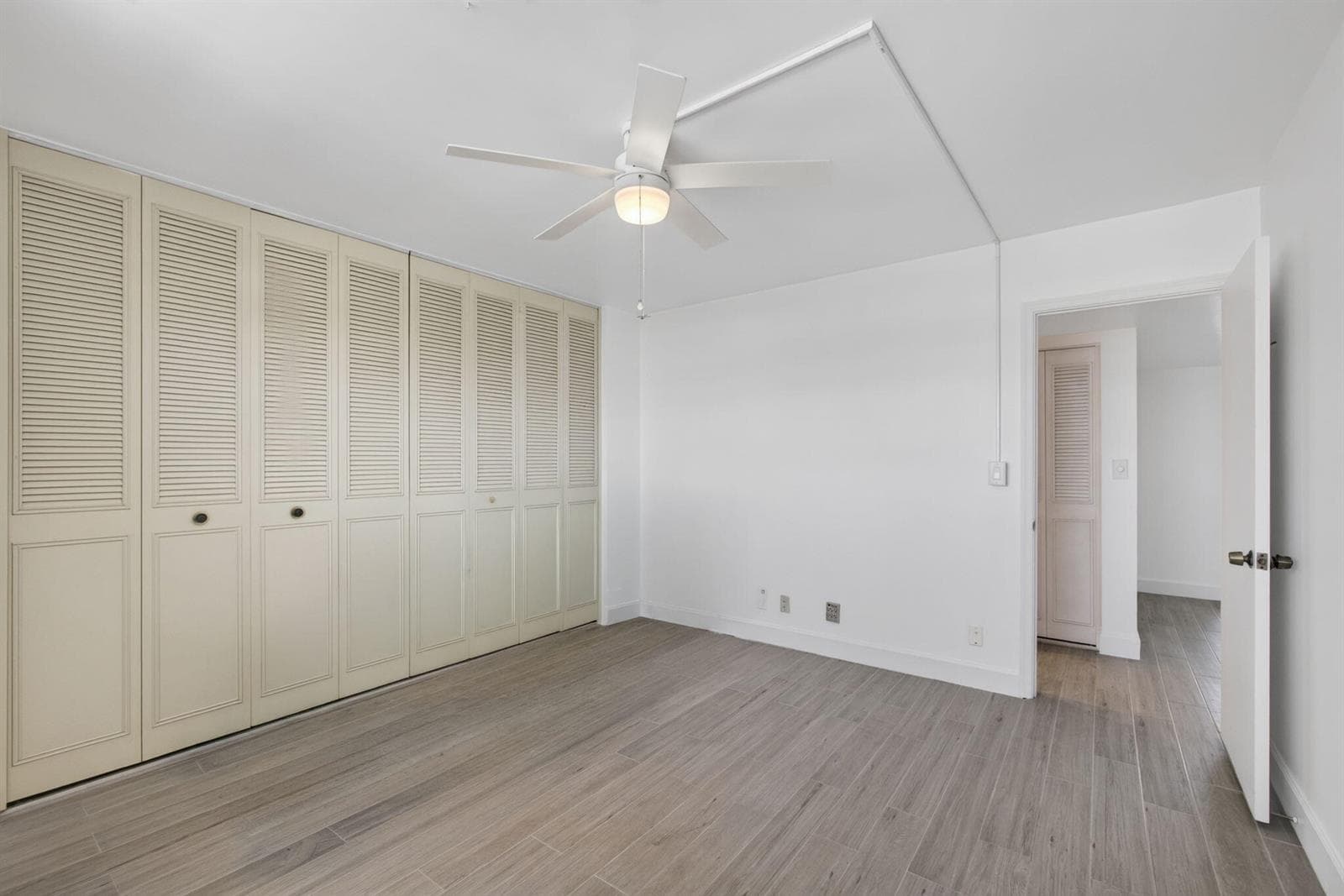 801 Lake Shore Drive 716 photo 25