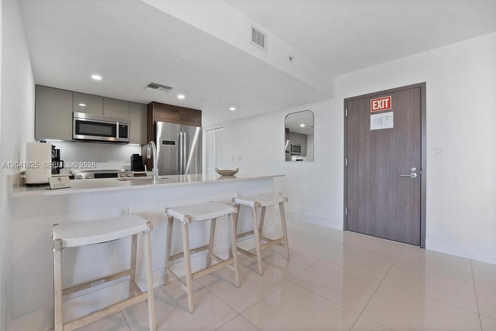 9261 E Bay Harbor Dr 507 photo 7