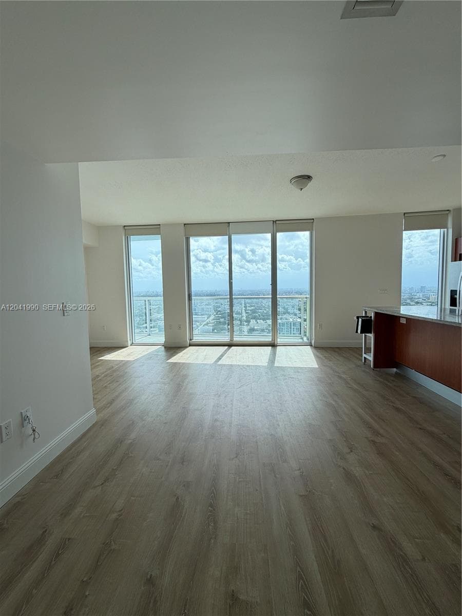 185 SW 7th St 3200 photo 4
