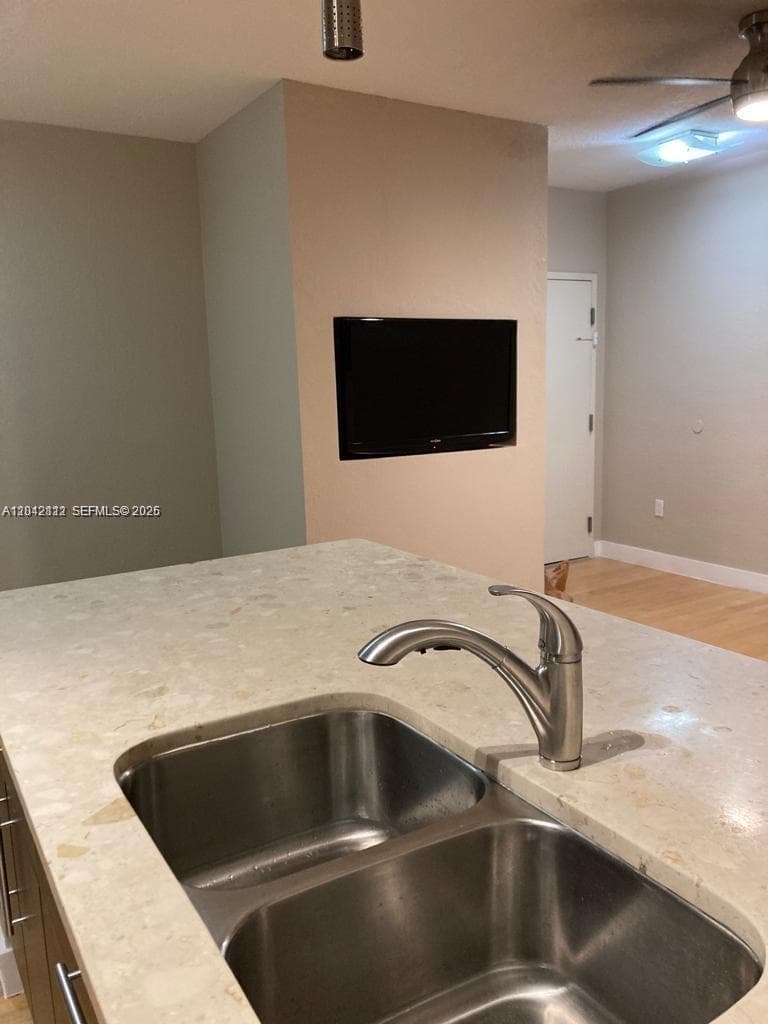 7171 Bay Dr 9 photo 2