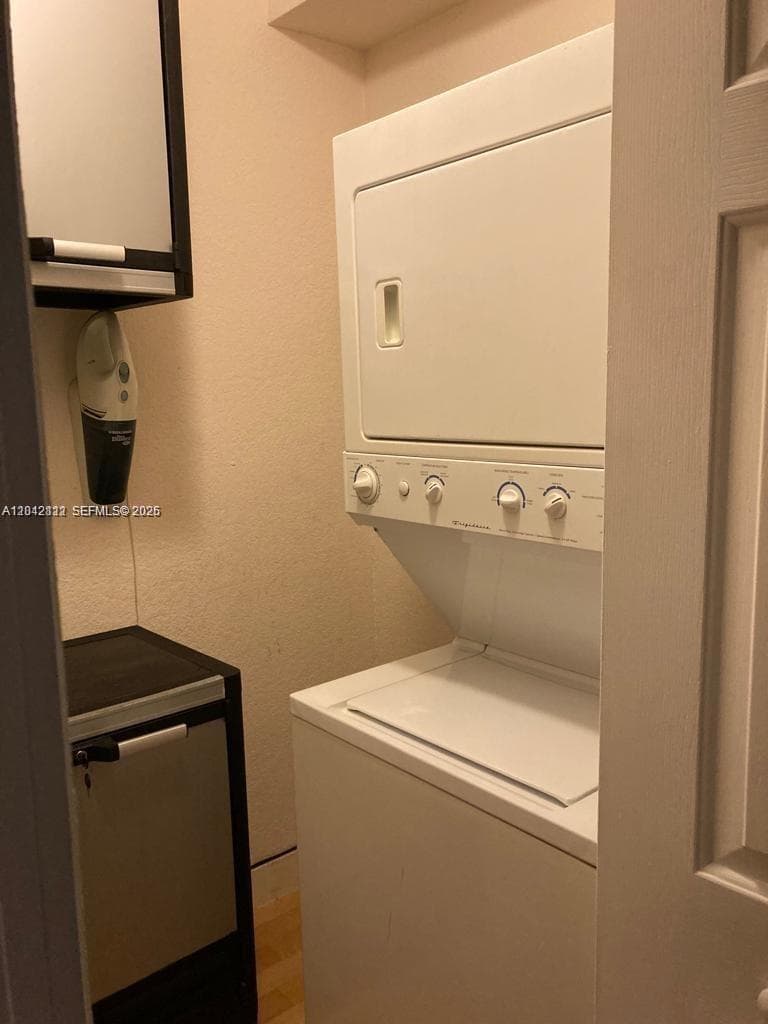 7171 Bay Dr 9 photo 4