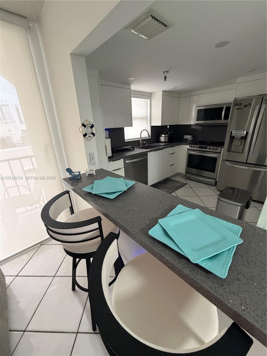 2625 Collins Ave 420 photo 4