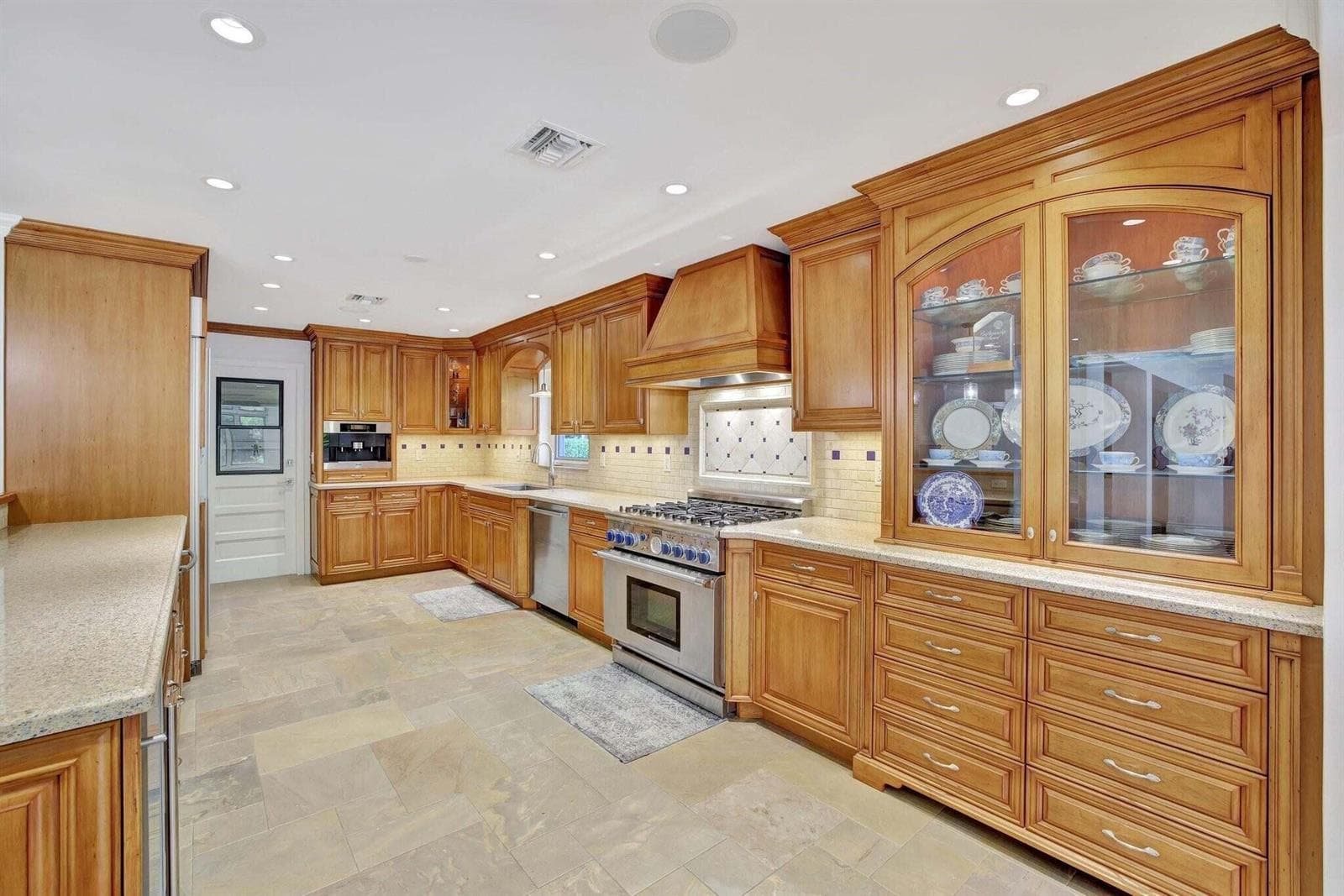 1508 NE 30th Court photo 3
