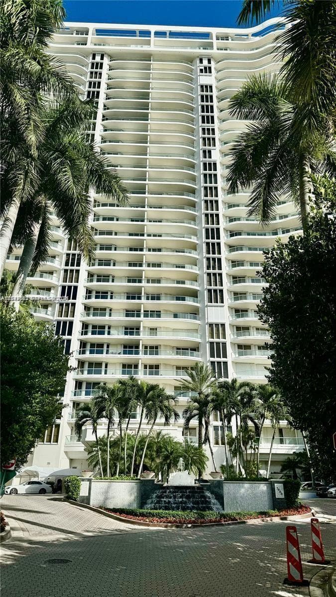 7000 Island Blvd 2809 photo 1