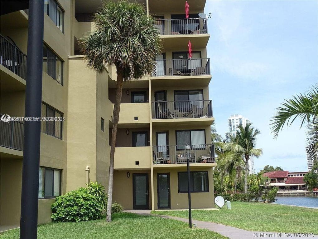 301 Golden Isles Dr 109 photo 10