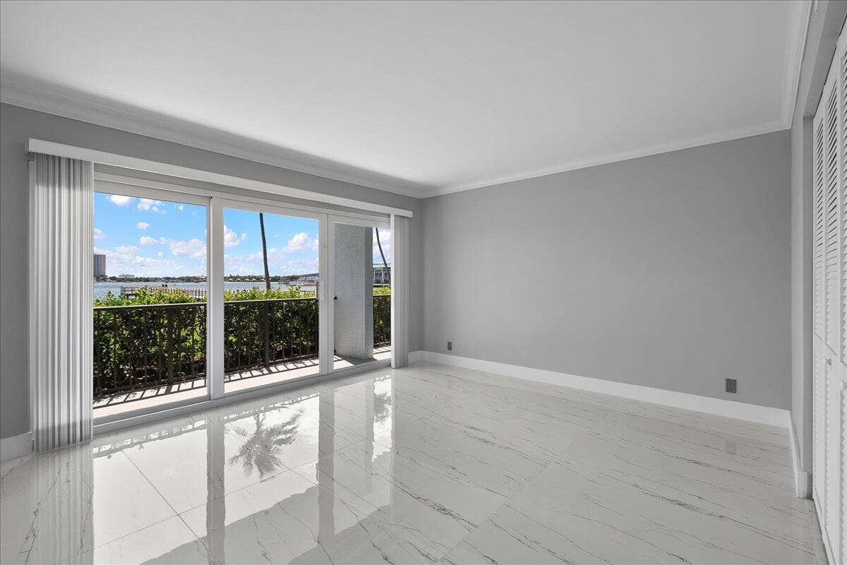 3040 Lake Shore Drive 101 photo 22