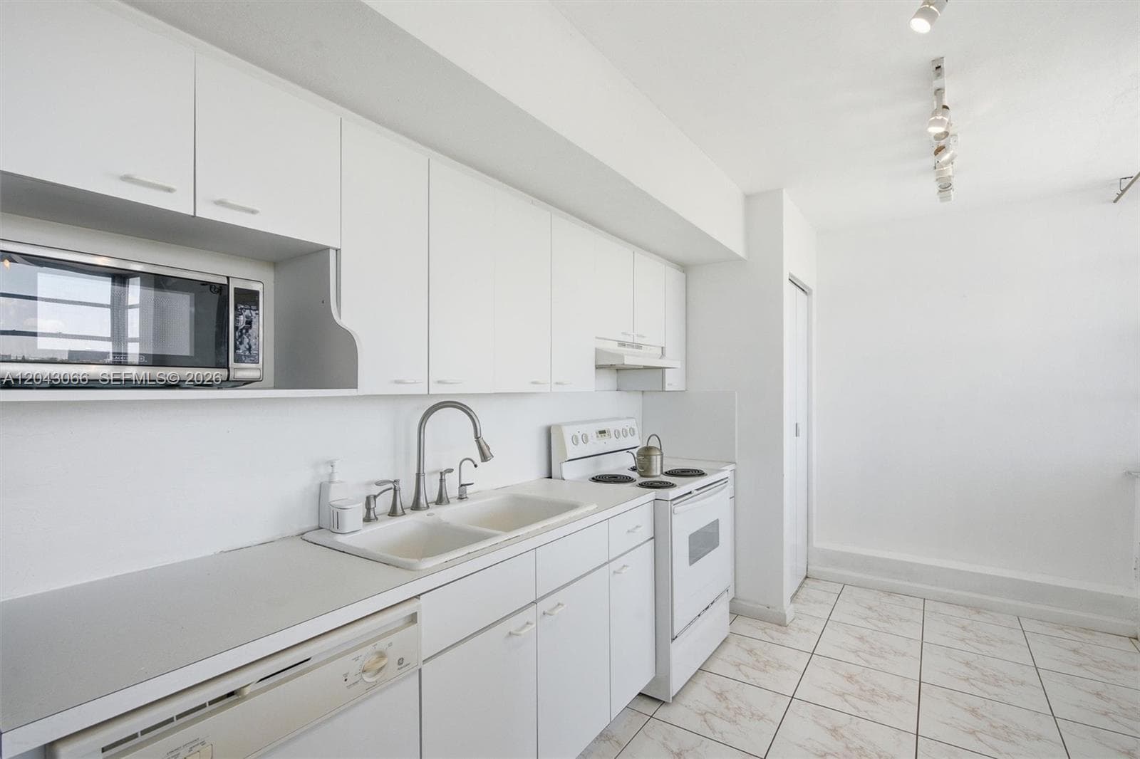 11930 N Bayshore Dr 609 photo 20