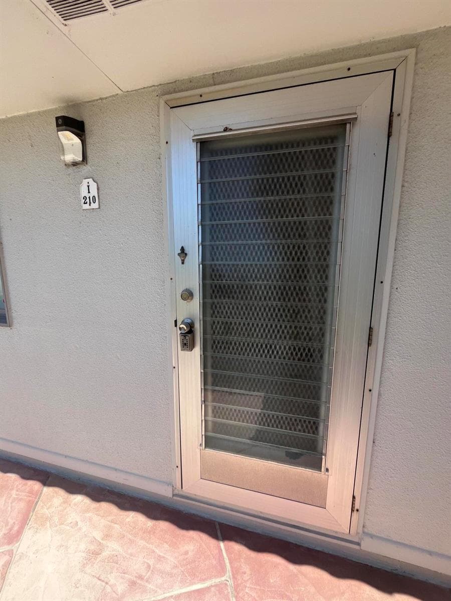 210 Valencia I photo 6