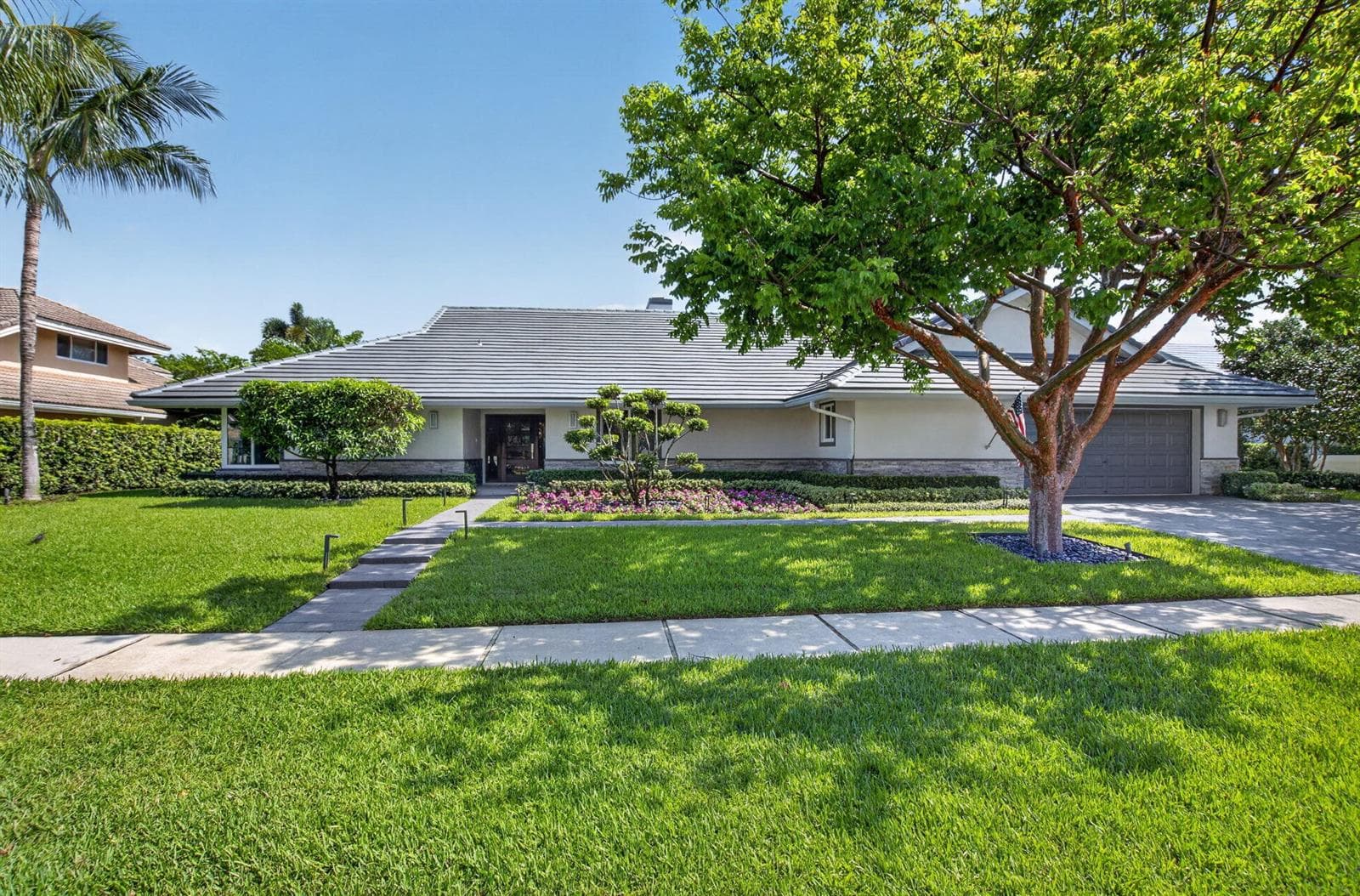3245 St James Drive photo 2