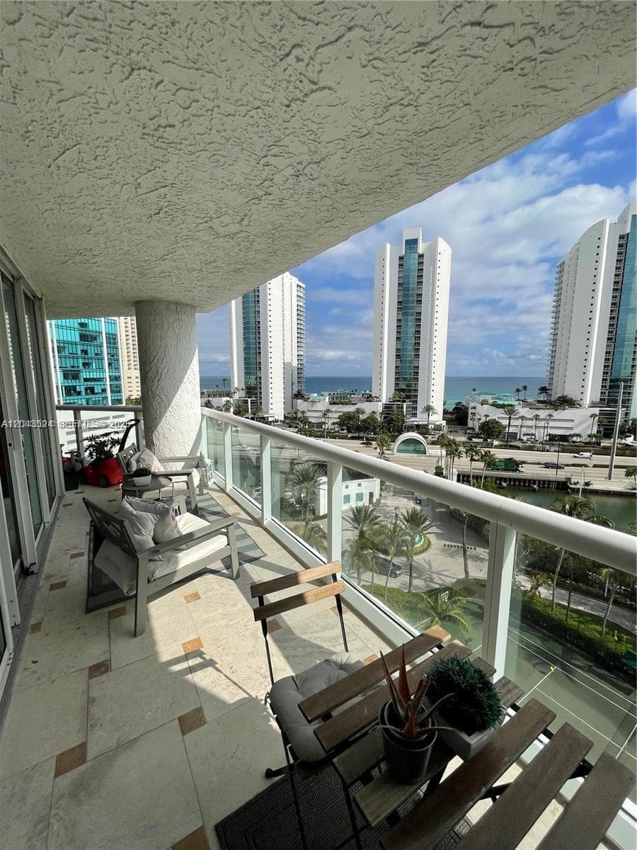 16400 Collins Ave 942 photo 4