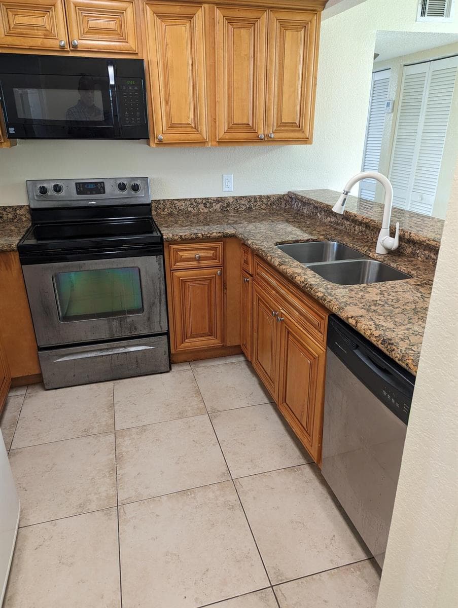 1522 Lake Crystal Drive F photo 2