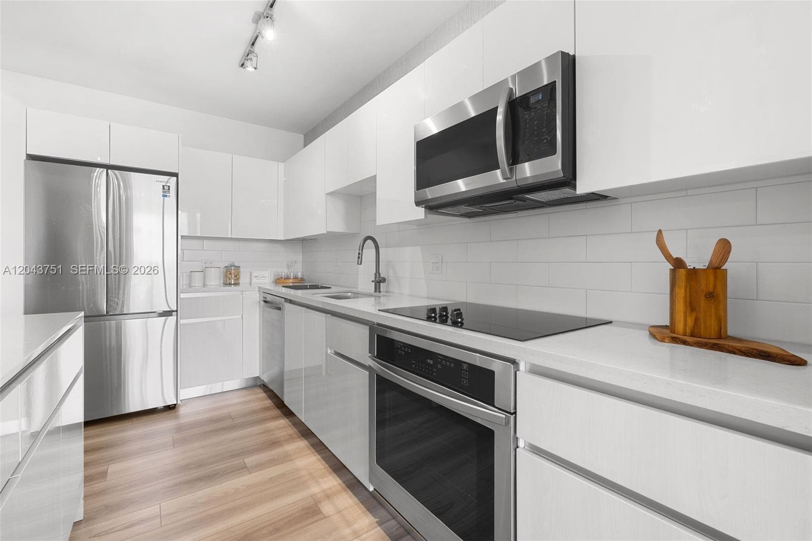 101 Diplomat Pkwy 1108 photo 16