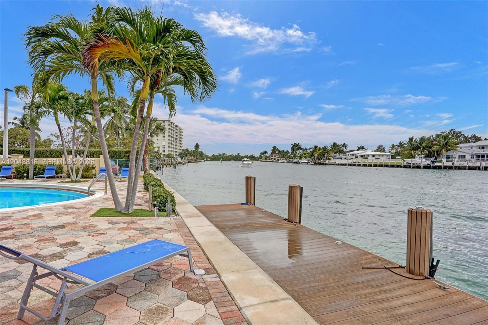 2639 N Riverside Dr 206 photo 23