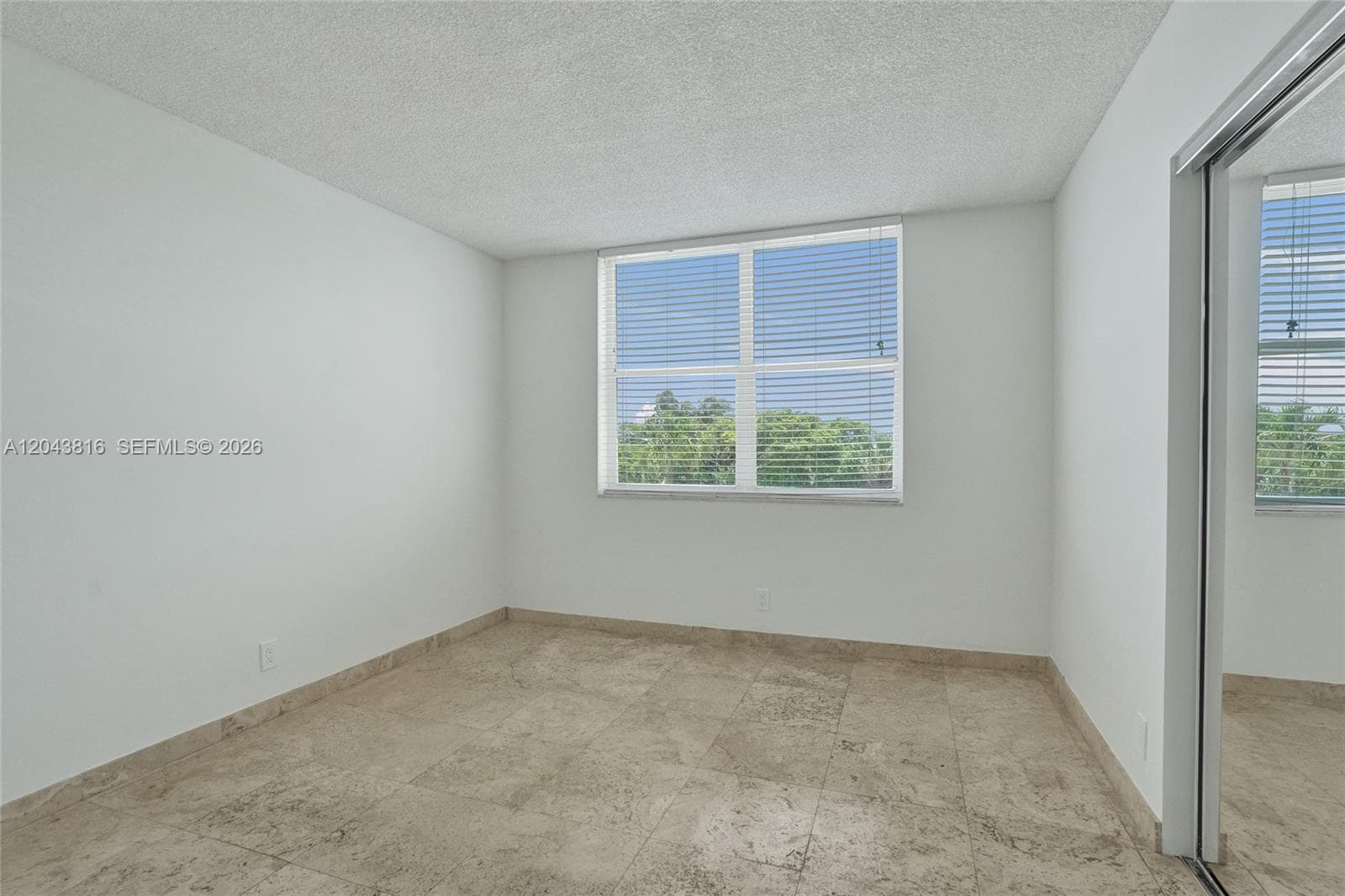 2639 N Riverside Dr 206 photo 17