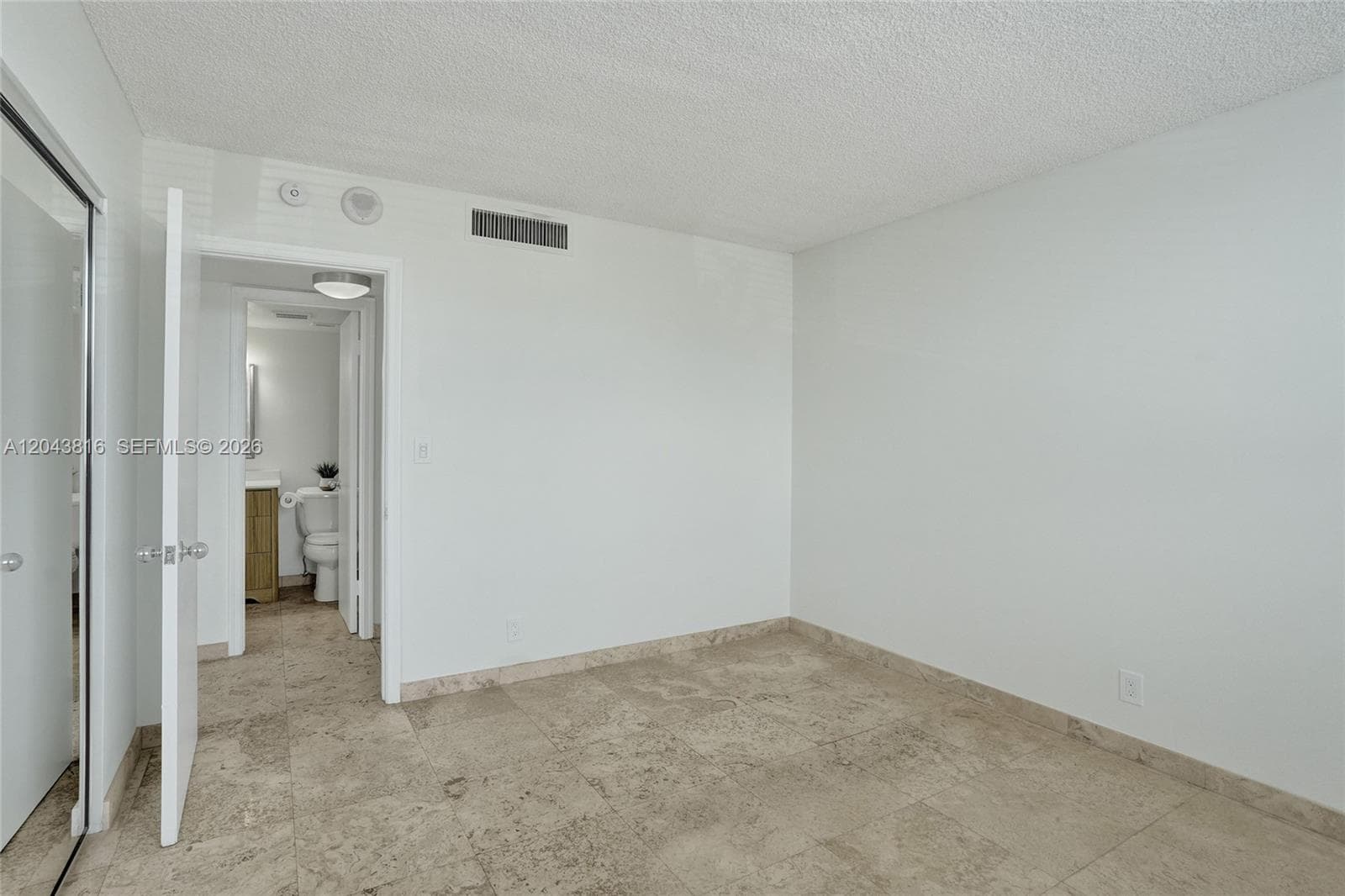 2639 N Riverside Dr 206 photo 16