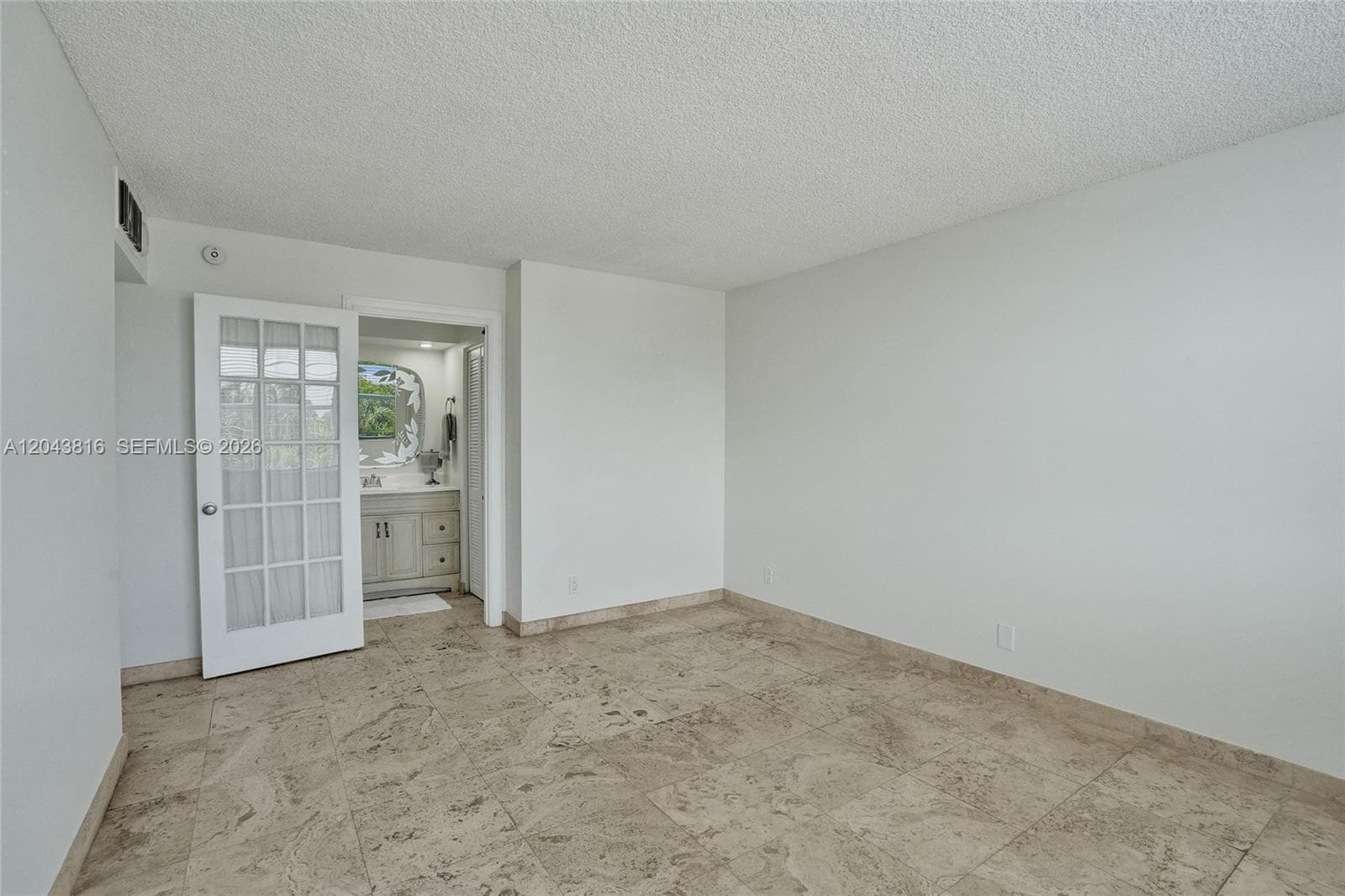 2639 N Riverside Dr 206 photo 12