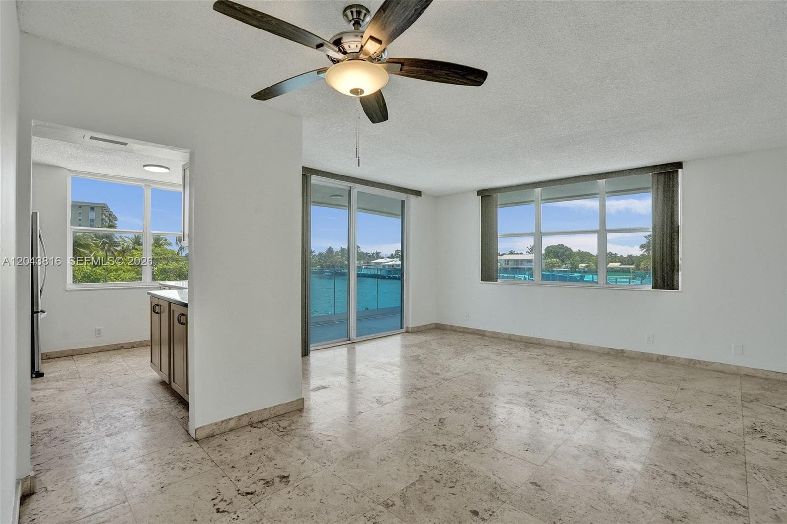 2639 N Riverside Dr 206 photo 5