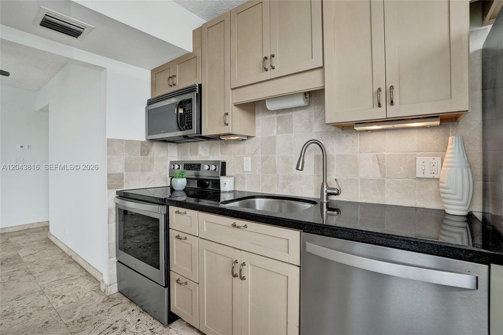 2639 N Riverside Dr 206 photo 8