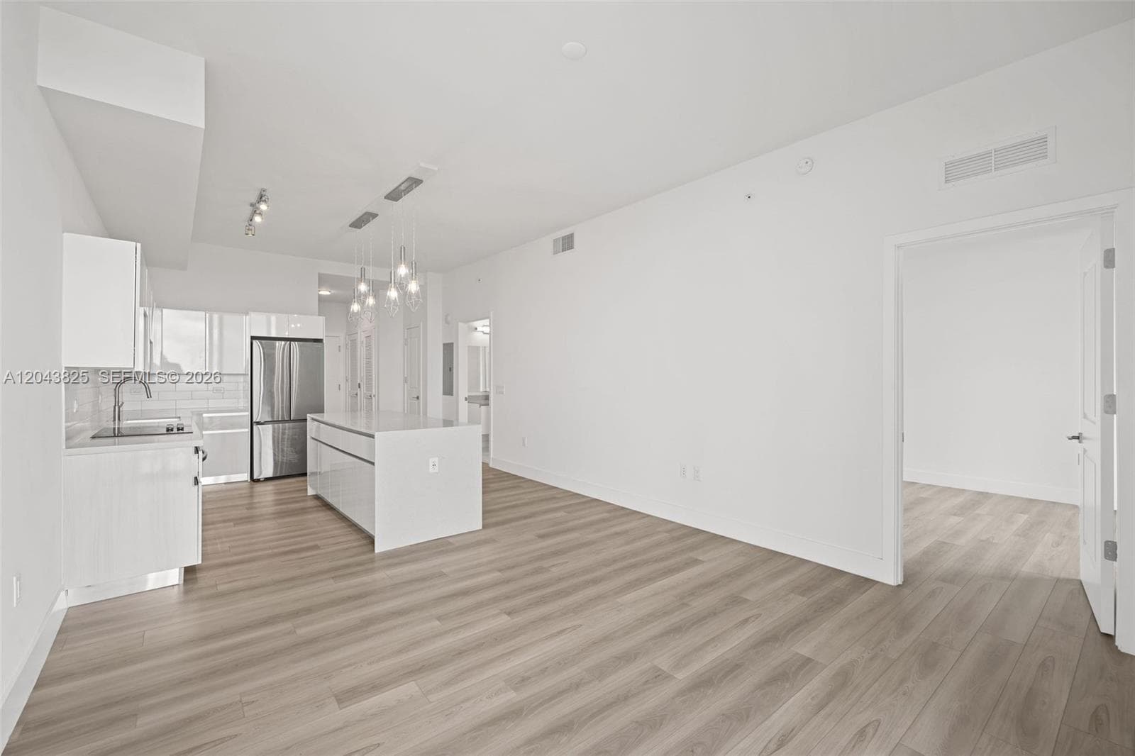 101 Diplomat Pkwy 1805 photo 10