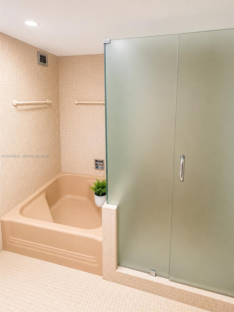 5255 Collins Ave 7B photo 20
