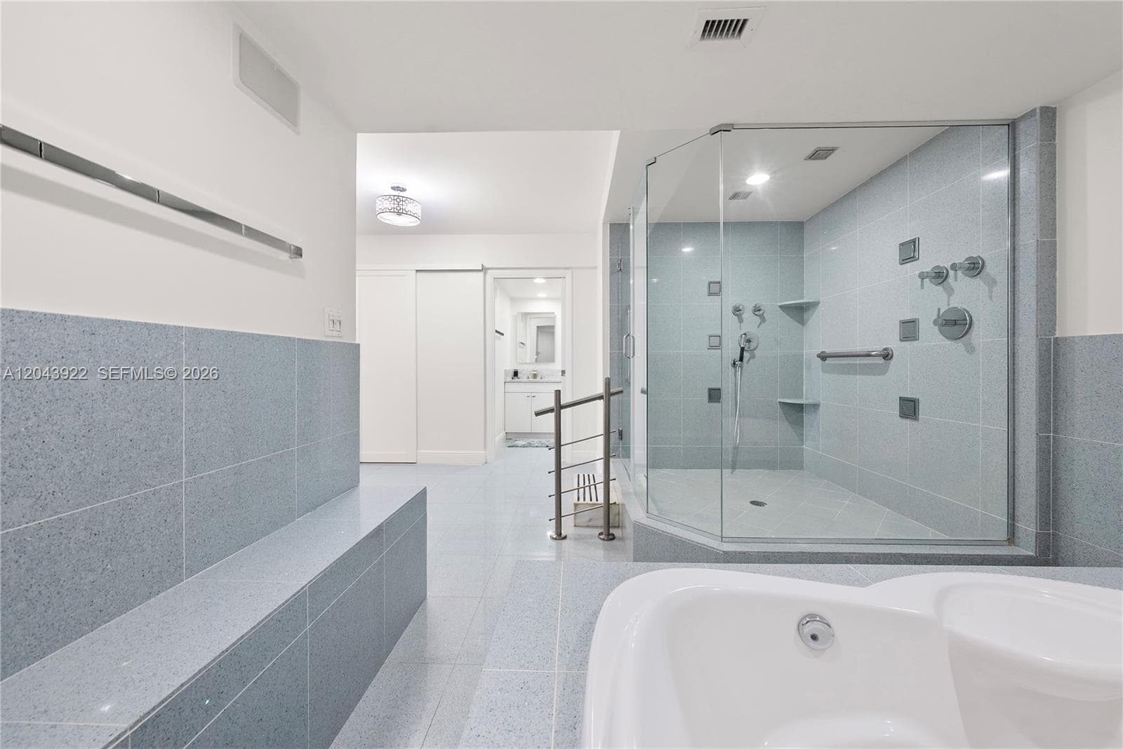 5500 Collins Ave 1902 photo 24