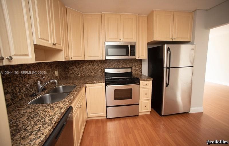 2801 NE 183rd St 709W photo 16