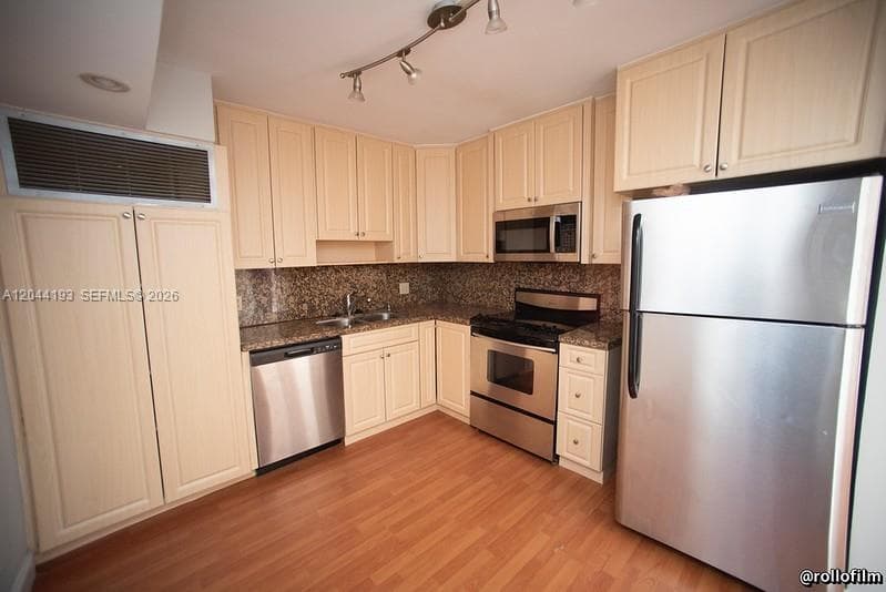 2801 NE 183rd St 709W photo 14