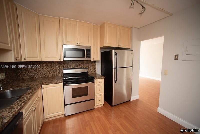 2801 NE 183rd St 709W photo 15
