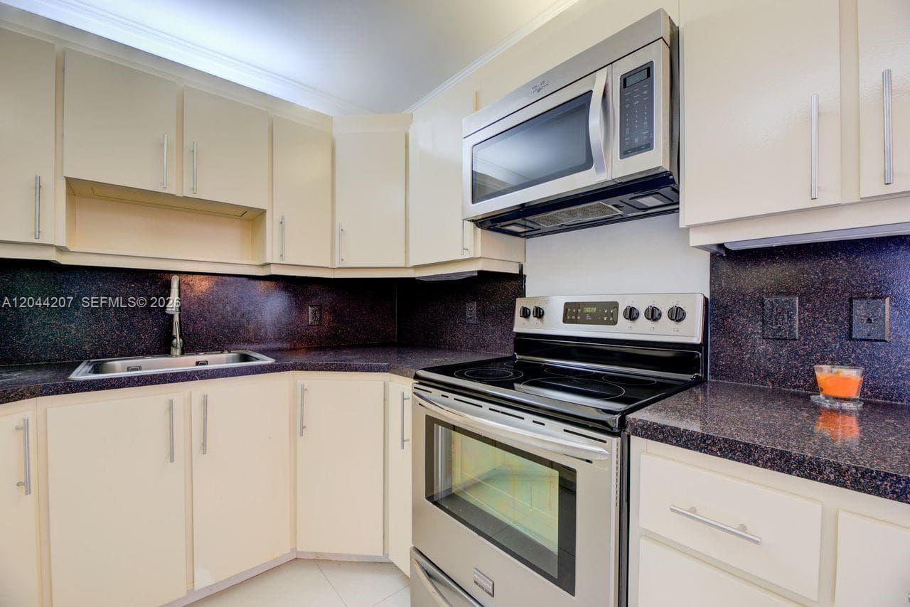 2500 NE 135th St C1011 photo 9