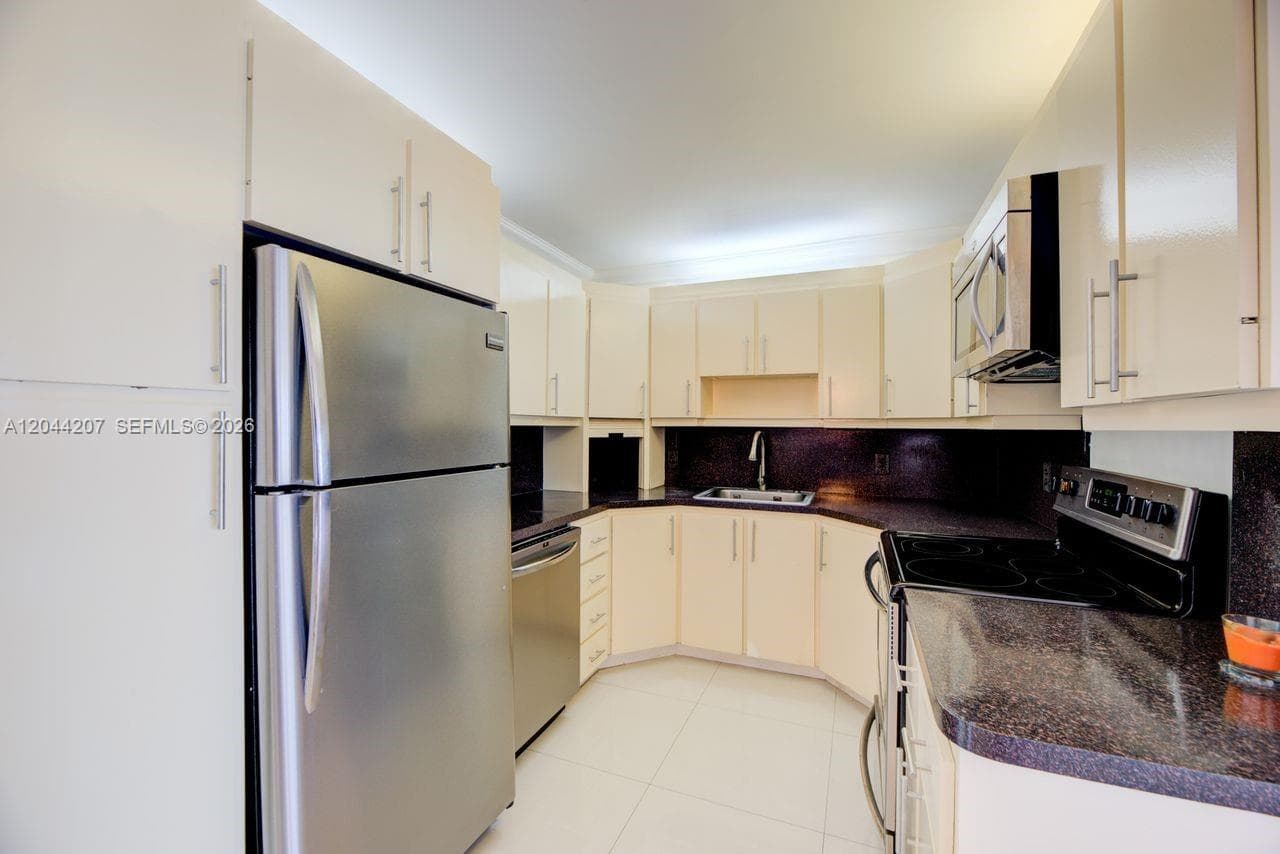 2500 NE 135th St C1011 photo 8