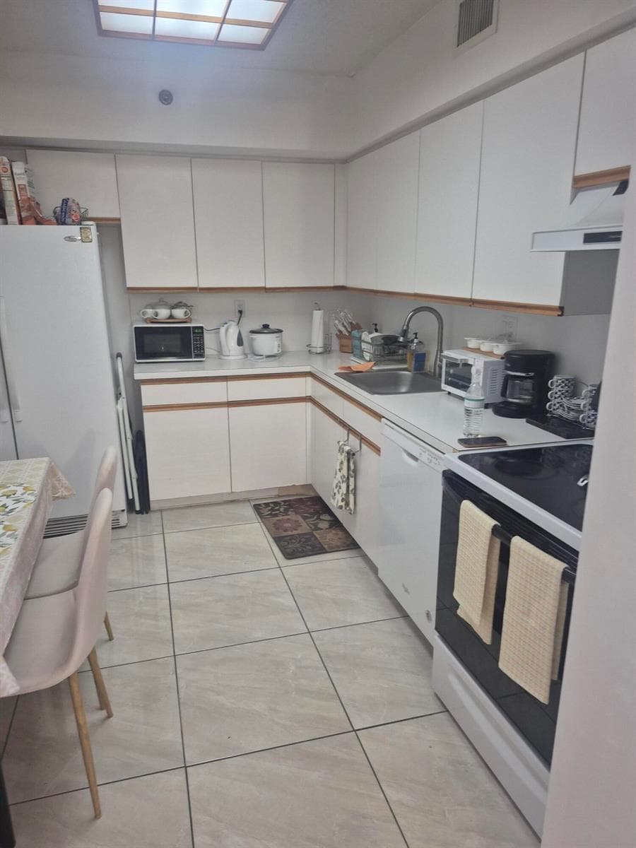 3600 Mystic Pointe Drive 1202 photo 10