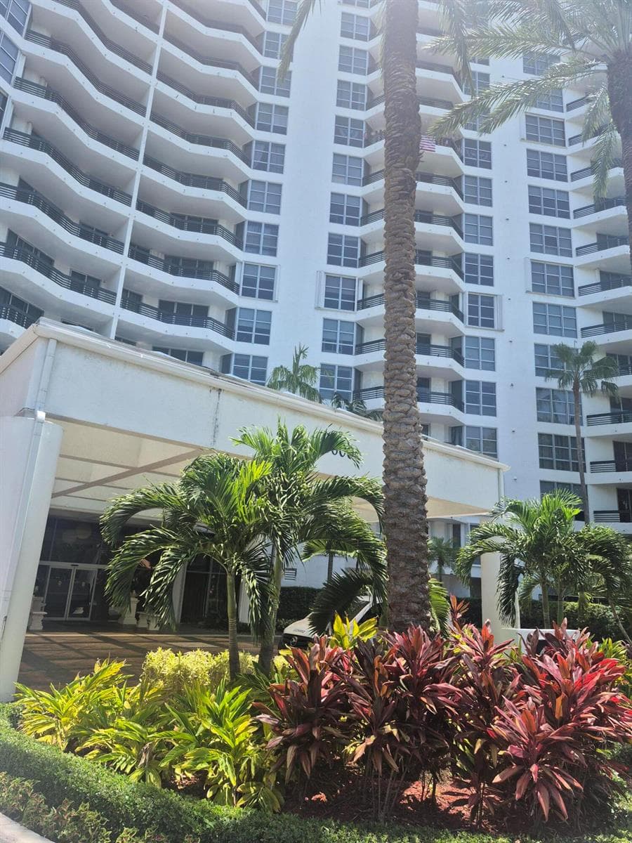 3600 Mystic Pointe Drive 1202 photo 4