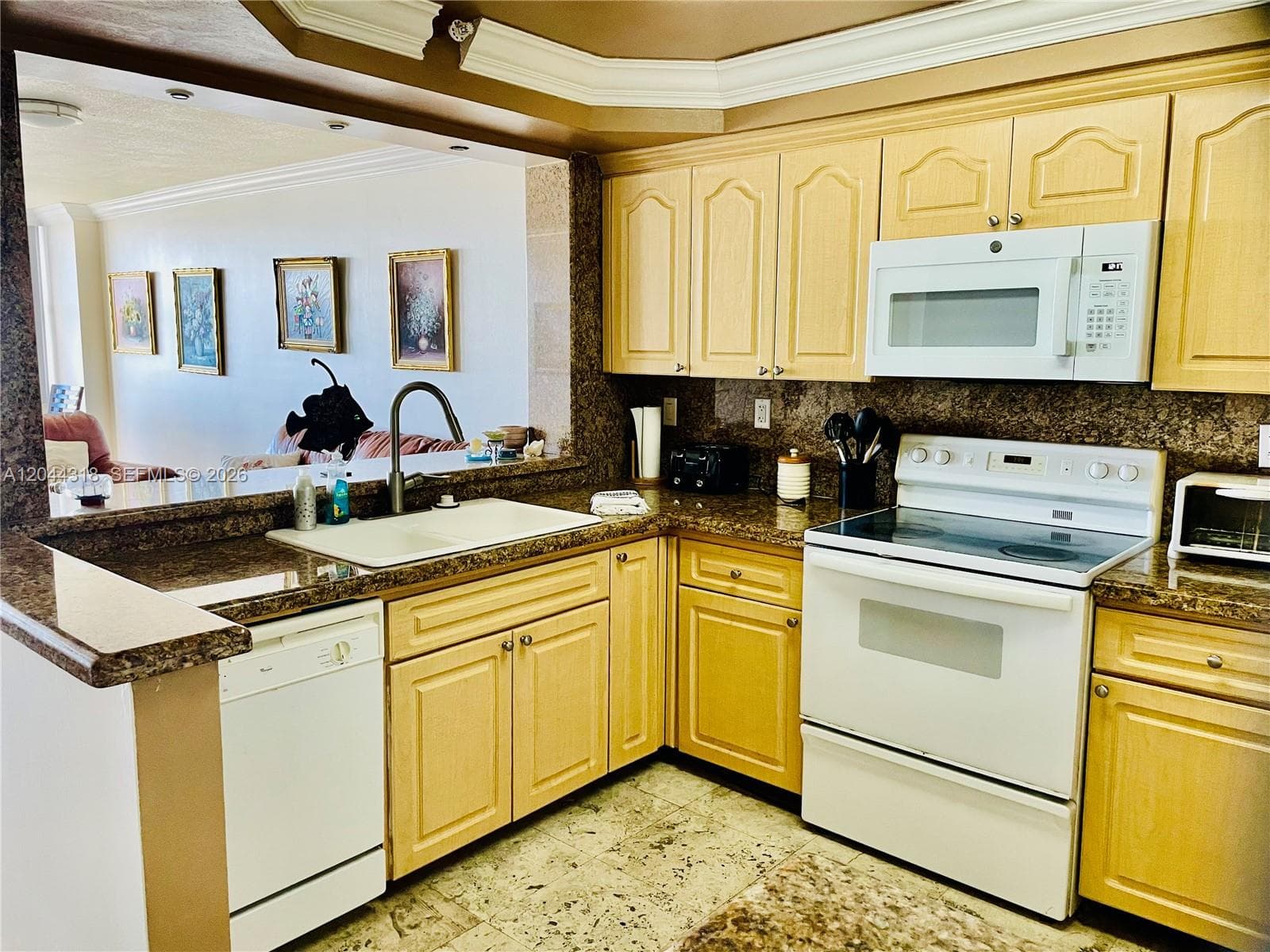 2555 Collins Ave 2006 photo 6